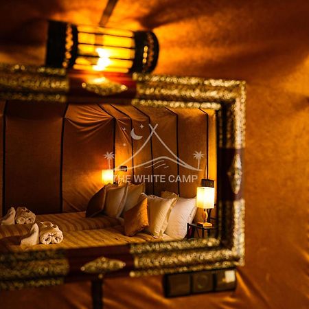 The White Camp - Your Merzouga Luxury Desert Camp & Erg Chebbi Dunes Camel Riding מראה חיצוני תמונה