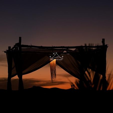 The White Camp - Your Merzouga Luxury Desert Camp & Erg Chebbi Dunes Camel Riding מראה חיצוני תמונה