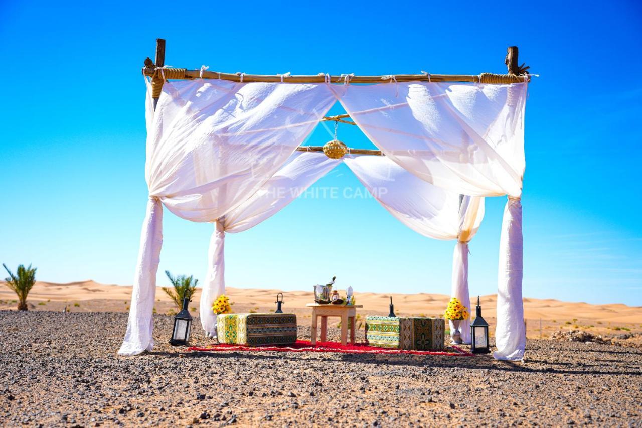 The White Camp - Your Merzouga Luxury Desert Camp & Erg Chebbi Dunes Camel Riding מראה חיצוני תמונה