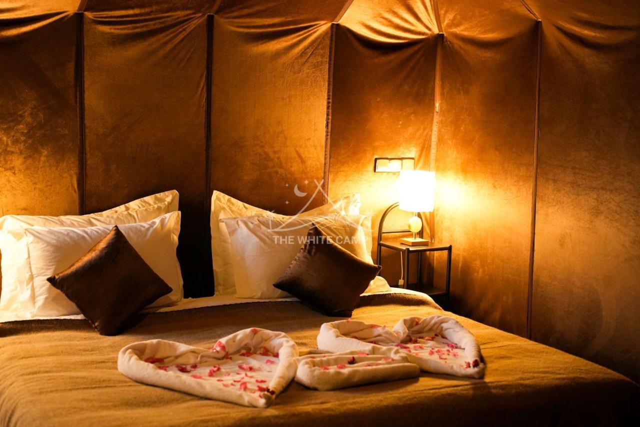 The White Camp - Your Merzouga Luxury Desert Camp & Erg Chebbi Dunes Camel Riding מראה חיצוני תמונה