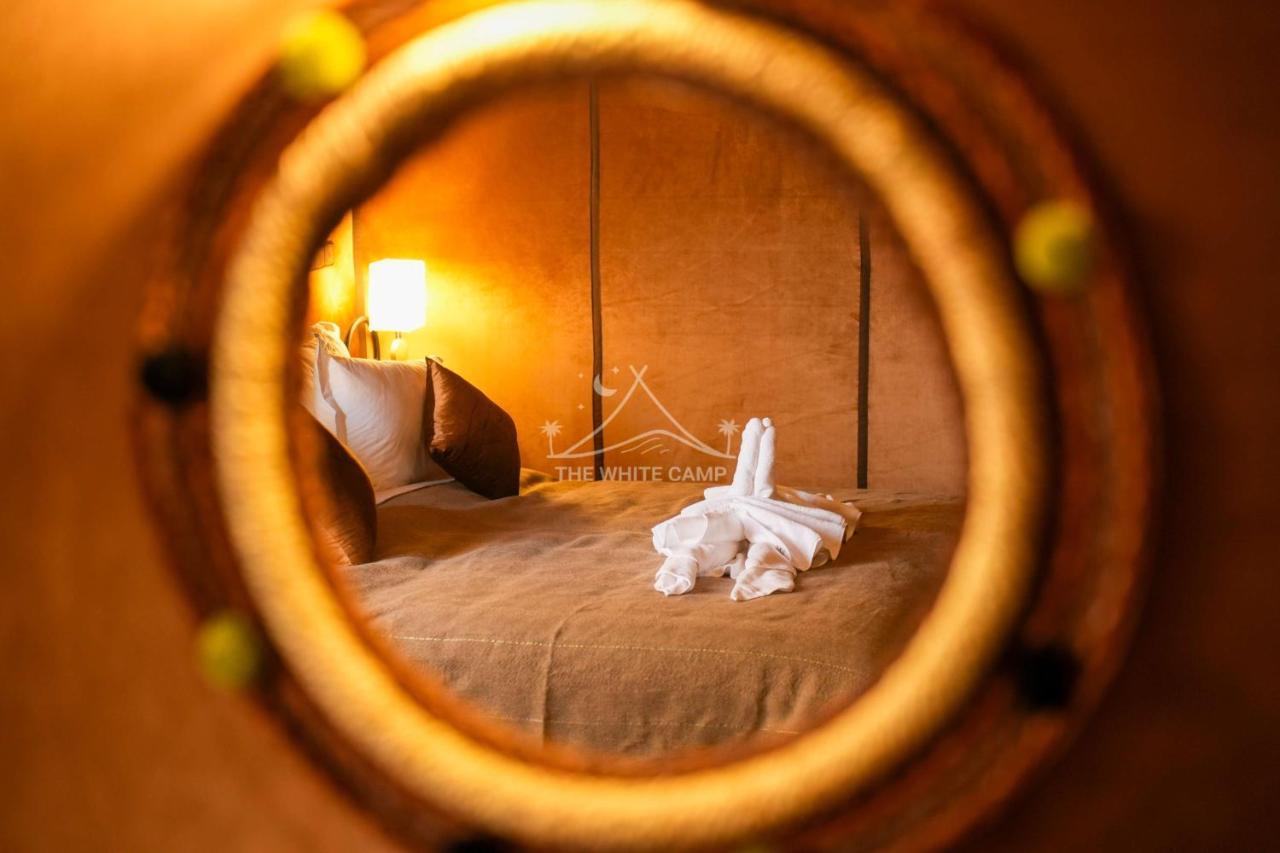The White Camp - Your Merzouga Luxury Desert Camp & Erg Chebbi Dunes Camel Riding מראה חיצוני תמונה