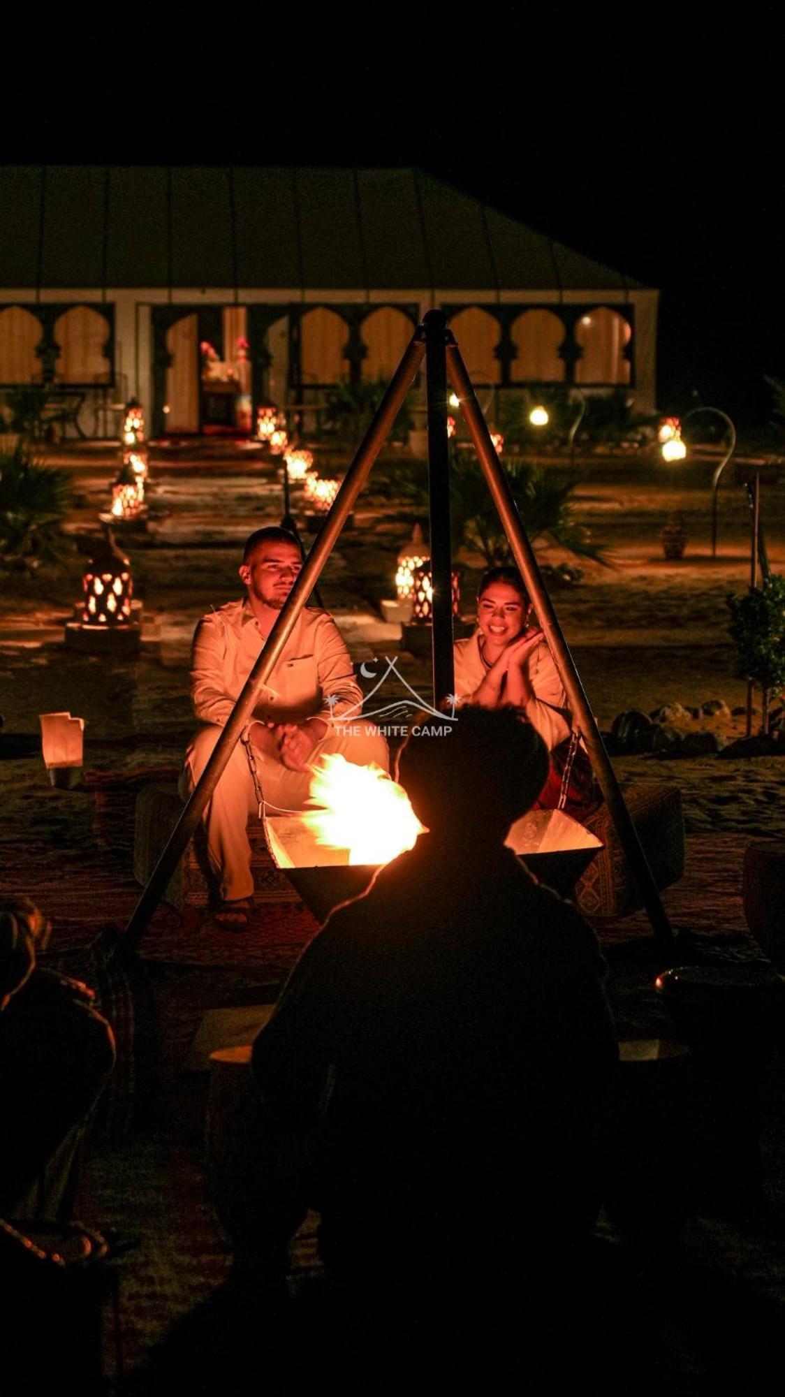 The White Camp - Your Merzouga Luxury Desert Camp & Erg Chebbi Dunes Camel Riding מראה חיצוני תמונה