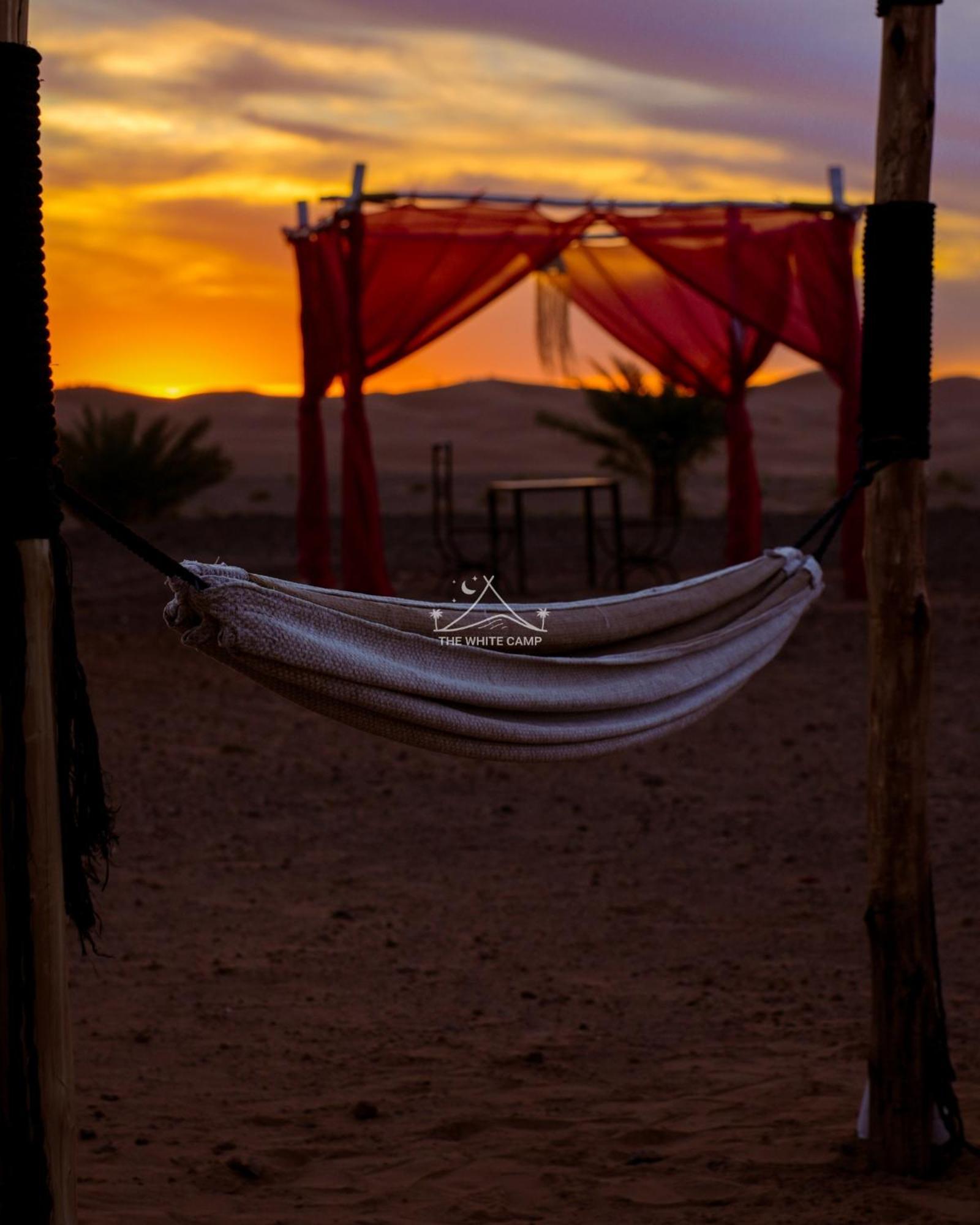 The White Camp - Your Merzouga Luxury Desert Camp & Erg Chebbi Dunes Camel Riding מראה חיצוני תמונה