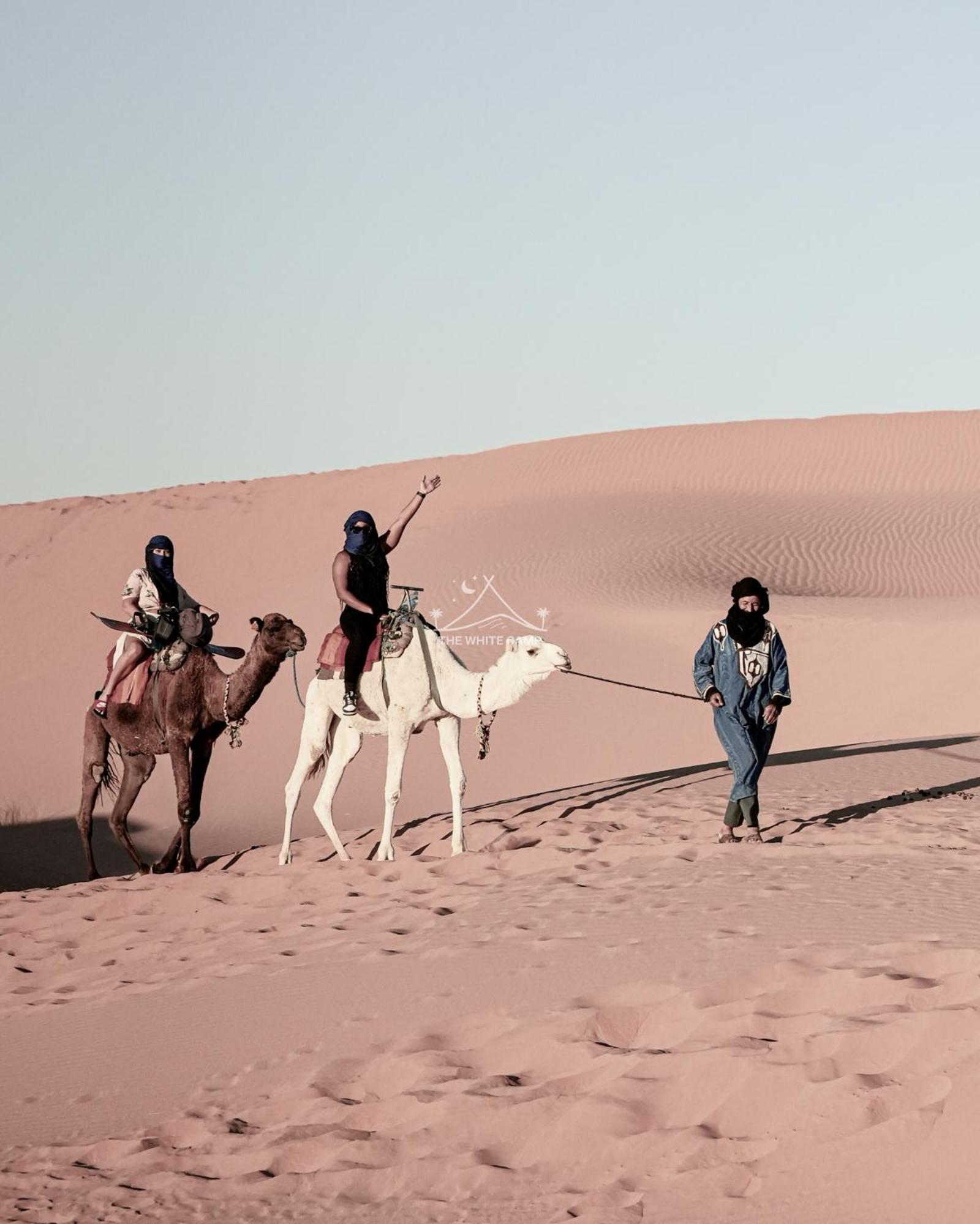 The White Camp - Your Merzouga Luxury Desert Camp & Erg Chebbi Dunes Camel Riding מראה חיצוני תמונה