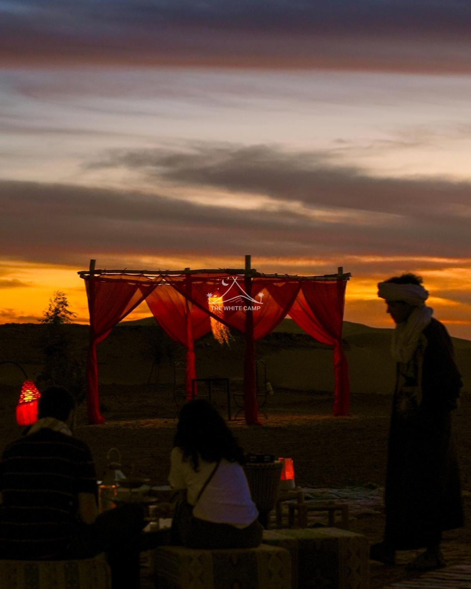 The White Camp - Your Merzouga Luxury Desert Camp & Erg Chebbi Dunes Camel Riding מראה חיצוני תמונה