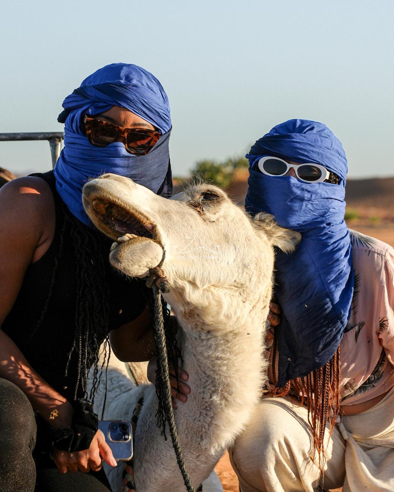 The White Camp - Your Merzouga Luxury Desert Camp & Erg Chebbi Dunes Camel Riding מראה חיצוני תמונה